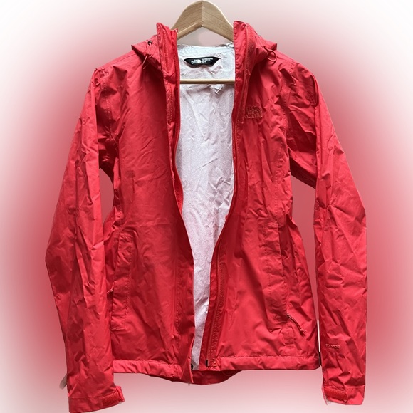 Authentic THE NORTH FACE Women's Venture 2 Shell 2.5L Hooded Rain Jacket - RED. - Picture 1 of 13